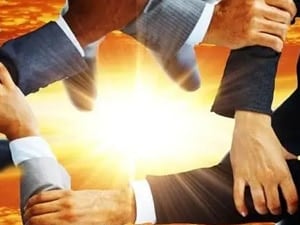 采购项目，通过大屏幕现场直播评标过程，合规吗？